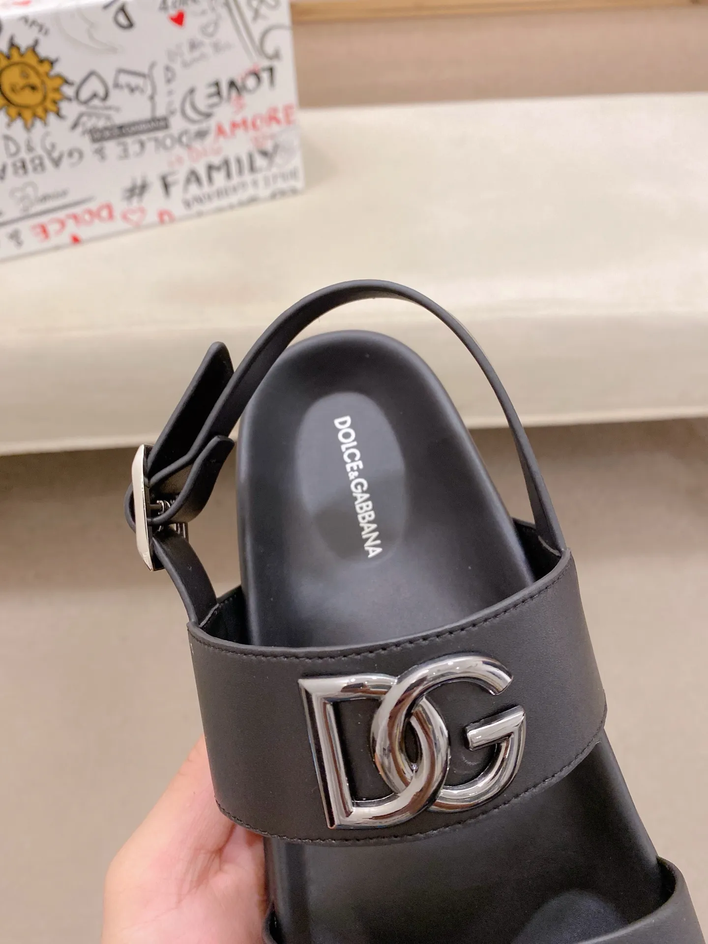 Factory price: 300💰 DG men's sandals and slippers. Showcase high-end style design. The DG strap is embellished with an aluminum DG buckle to enhance the style. Paired with a comfortable tonal notch sole, they pair easily with shorts or jeans for a sophisticated look. Main body: cow leather, technical fabric lining: cow leather, with adjustable straps, aluminum DG buckle, EVA insole, tonal notch rubber outsole splicing structure 👌 Size: 38-44 Customized 45